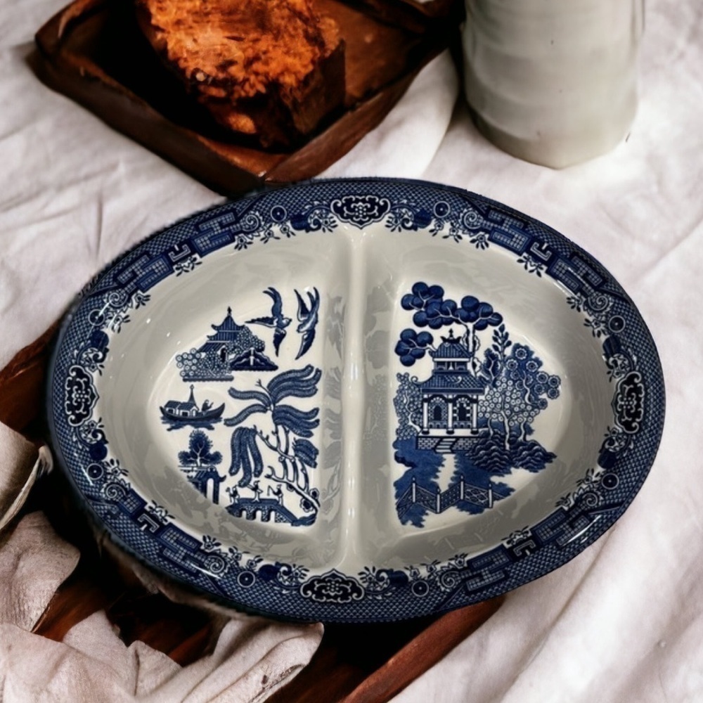 VINTAGE~BLUE WILLOW~CHURCHILL STAFFORDSHIRE ENGLAND~DIVIDED SERVING DISH~G22